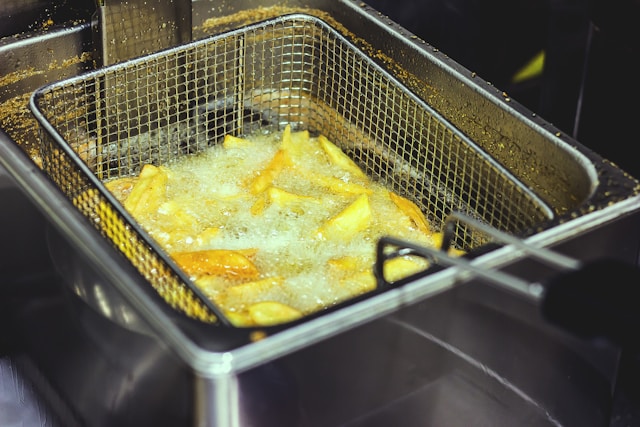 Contoh penggorengan dengan metode deep frying